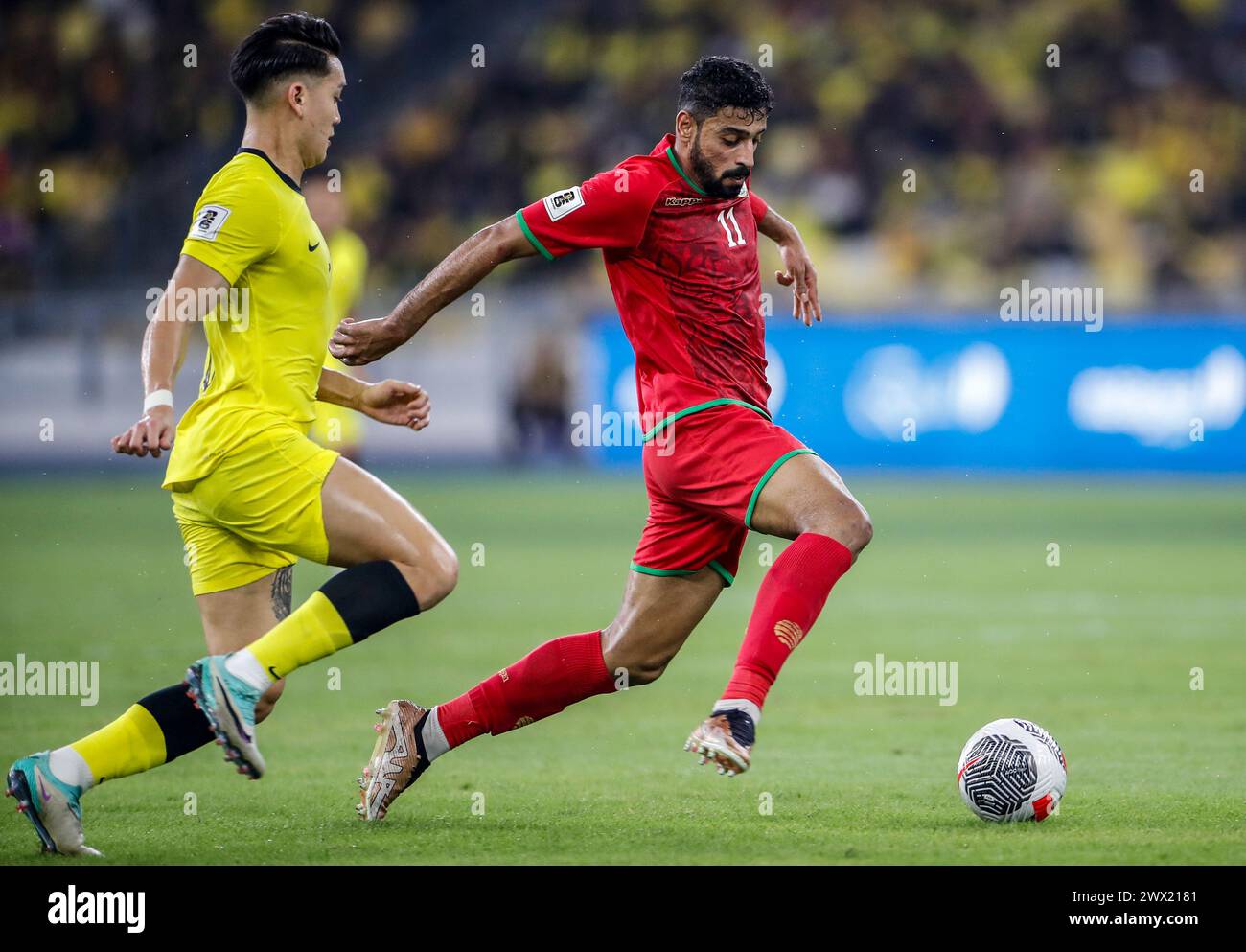 Kuala Lumpur, Malesia. 26 marzo 2024. Muhsen Saleh al Ghassani dell'Oman (R) e Dominic Tan della Malesia in azione durante la partita del gruppo D delle qualificazioni Coppa del mondo 2026/Coppa d'Asia 2027 tra Malesia e Oman allo Stadio Nazionale Bukit Jalil. Punteggio finale; Oman 2:0 Malesia. (Foto di Wong Fok Loy/SOPA Images/Sipa USA) credito: SIPA USA/Alamy Live News Foto Stock