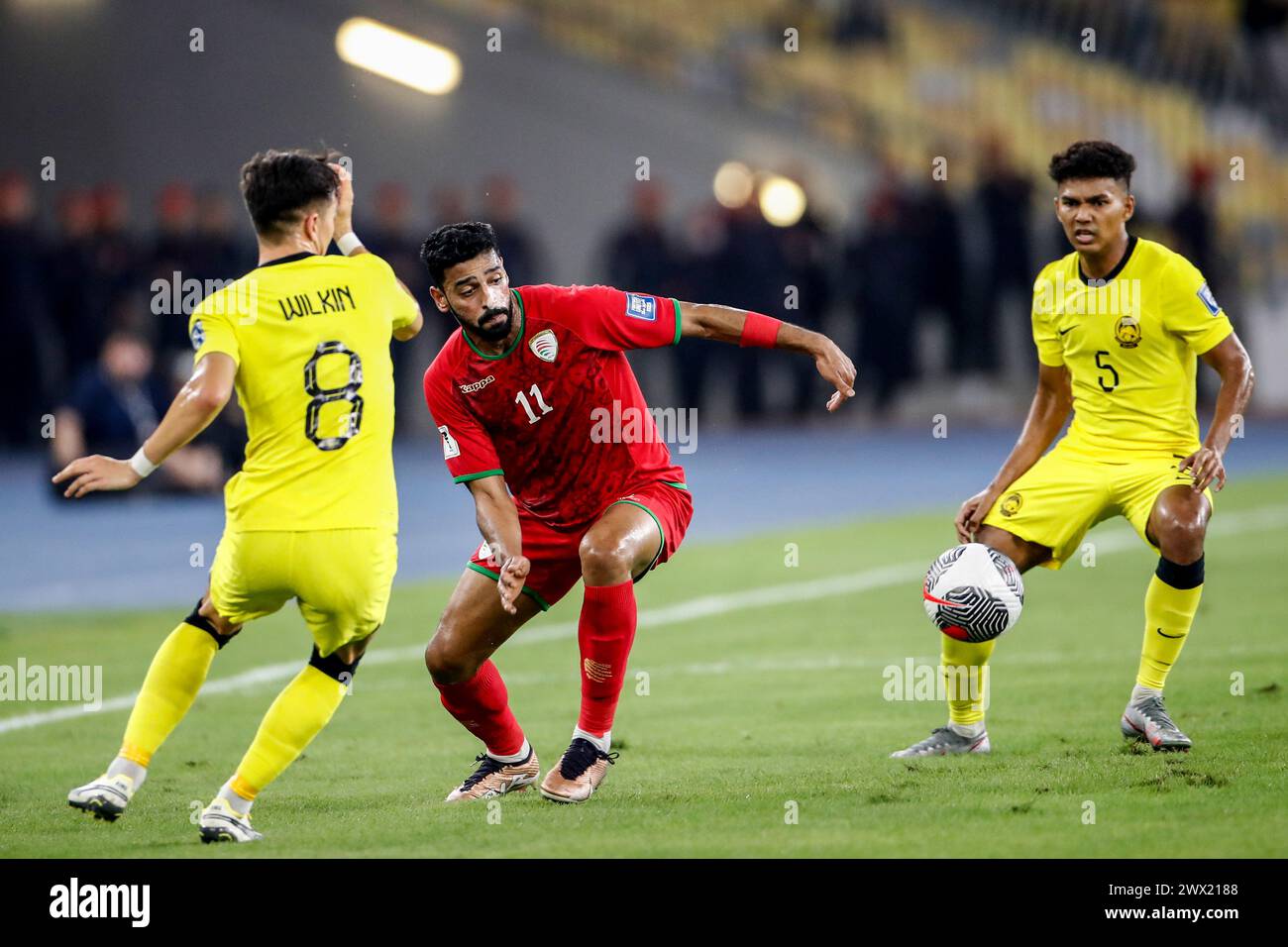 Kuala Lumpur, Malesia. 26 marzo 2024. Stuart Wilkin della Malesia (L), Muhsen Saleh al Ghassani dell'Oman (C) e Muhammad Azam Azmi della Malesia (R) in azione durante la partita di qualificazione del gruppo D della Coppa del mondo 2026/Coppa d'Asia 2027 tra Malesia e Oman allo Stadio Nazionale Bukit Jalil. Punteggio finale; Oman 2:0 Malesia. (Foto di Wong Fok Loy/SOPA Images/Sipa USA) credito: SIPA USA/Alamy Live News Foto Stock