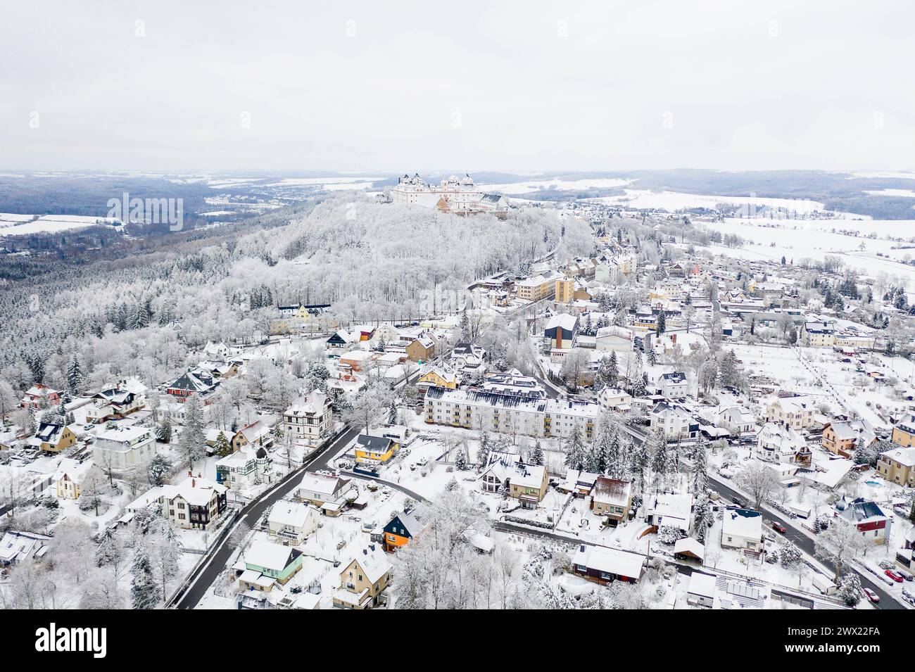 Luftbild von Stadt und Schloss Augustusburg im Winter, Erzgebirge, Sachsen, Deutschland *** Vista aerea della città di Augustusburg e del castello in inverno, Erz Foto Stock