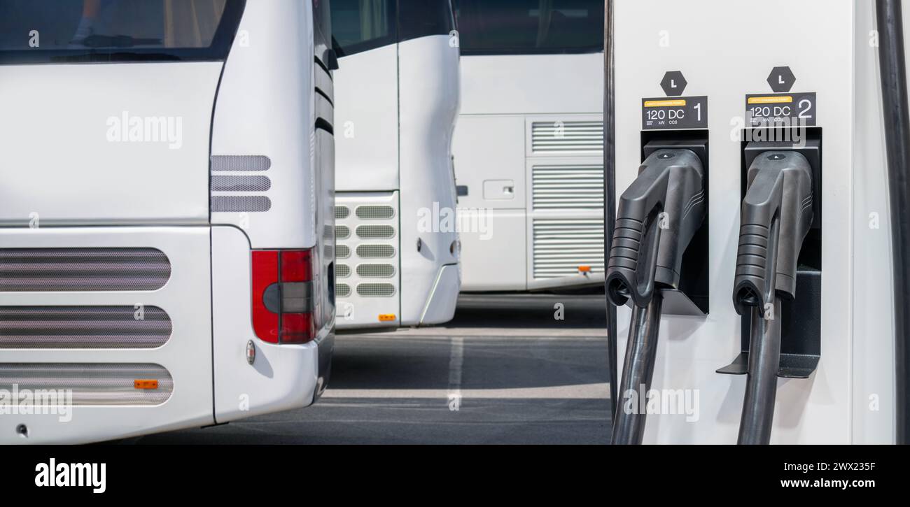 Autobus elettrici con stazione di ricarica. Foto Stock