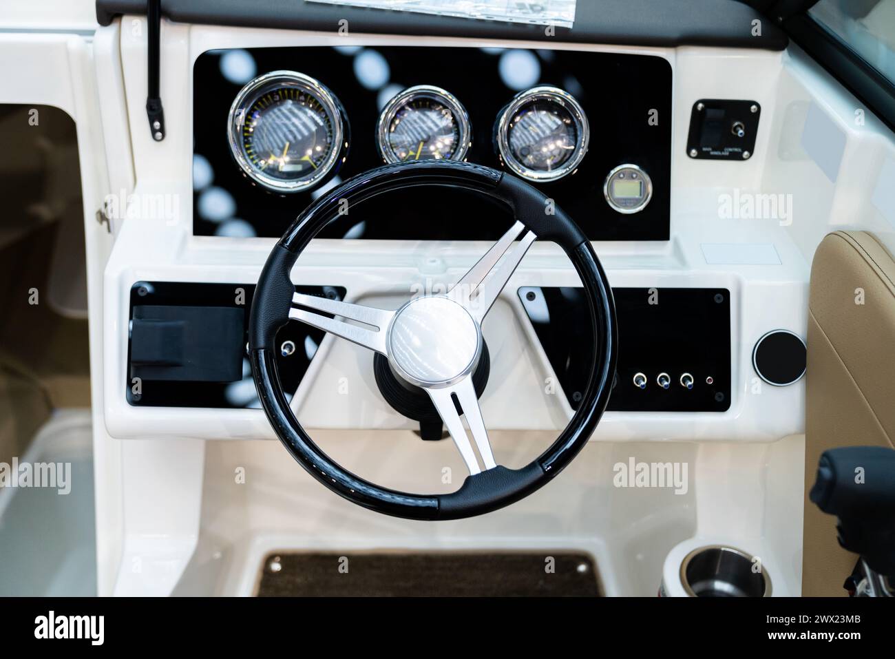 Cabina di pilotaggio di yacht di lusso con cruscotto Foto Stock