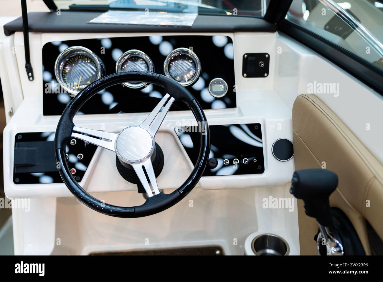 Cabina di pilotaggio di yacht di lusso con cruscotto Foto Stock