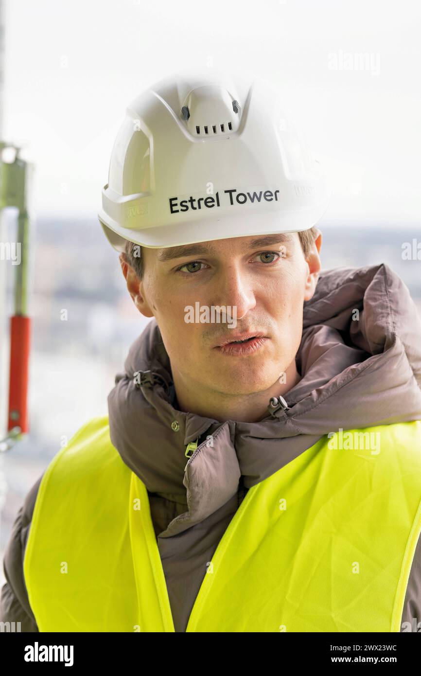 2024-03-26,Berlino,Baustelle Estrel Tower, Baubeginn Juli 2021,Eröffnung Ende 2025, brutto-Grundfläche 77,500 qm,das Gebäude wird bei Fertigstellung eine Höhe von 176 Meter haben und somit der höchste Wolkenkratzer in Berlin Sein.Pressetermin:Der Berliner Senat besucht die Baustelle.MAXIM STRELETZKI **** 2024 03 26,Berlino,inizio costruzione Estrel, inizio del 2025 luglio 2021 superficie lorda di 77.500 m2, l'edificio sarà alto 176 metri al completamento, il che lo rende il grattacielo più alto di Berlino evento stampa il Senato di Berlino visita la costruzione MAXIM STRELETZKI Foto Stock