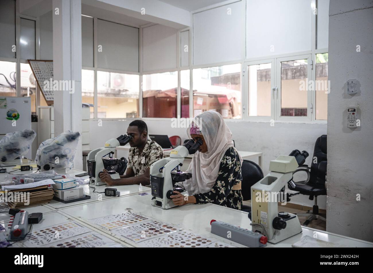 Nairobi. 11 gennaio 2024. Questa foto scattata l'11 gennaio 2024 mostra una vista interna di un laboratorio del Centro Nazionale di controllo della malaria delle Comore a Moroni, nelle Comore. Crediti: Wang Guansen/Xinhua/Alamy Live News Foto Stock