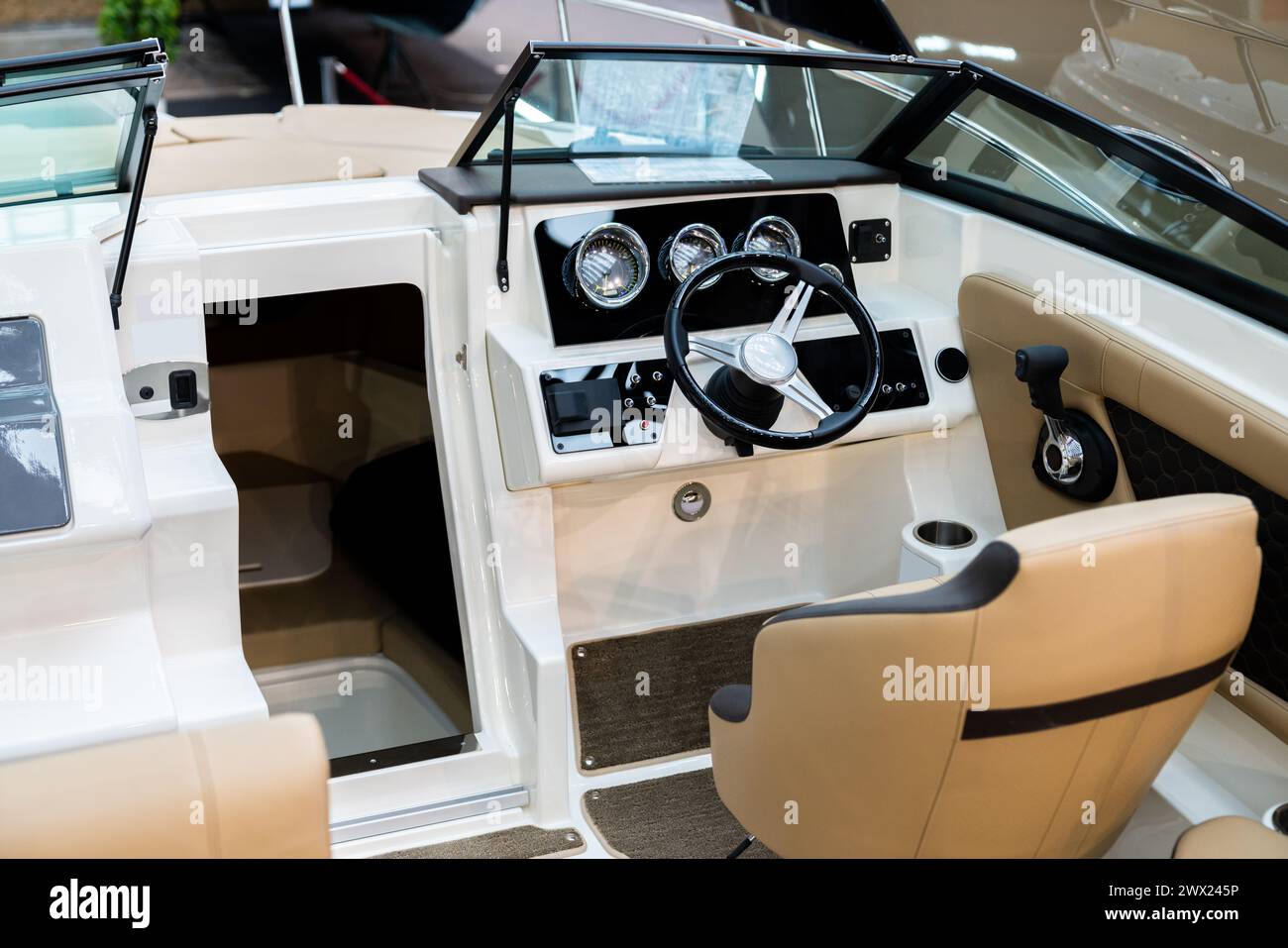 Cabina di pilotaggio di yacht di lusso con cruscotto Foto Stock