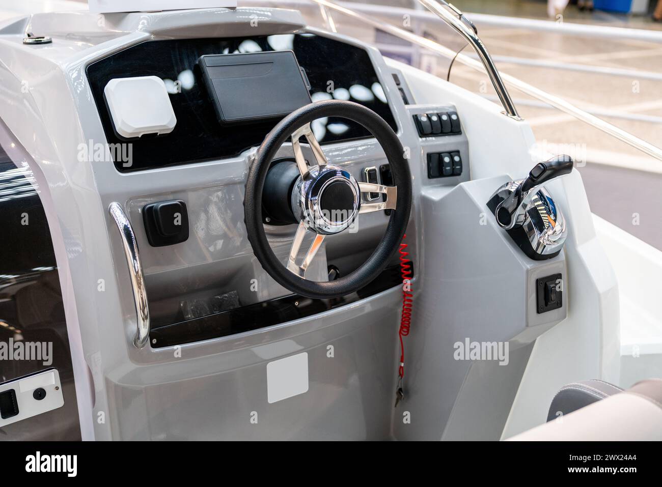 Cabina di pilotaggio di yacht di lusso con cruscotto Foto Stock