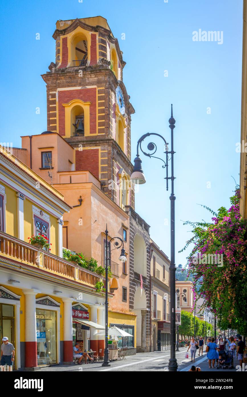 Il bellissimo Duomo dei San Filippo e Giacomo, la Cattedrale di Sorrento, un edificio iconico sia all'interno che all'esterno, situato lungo corso Italia nel SORR Foto Stock