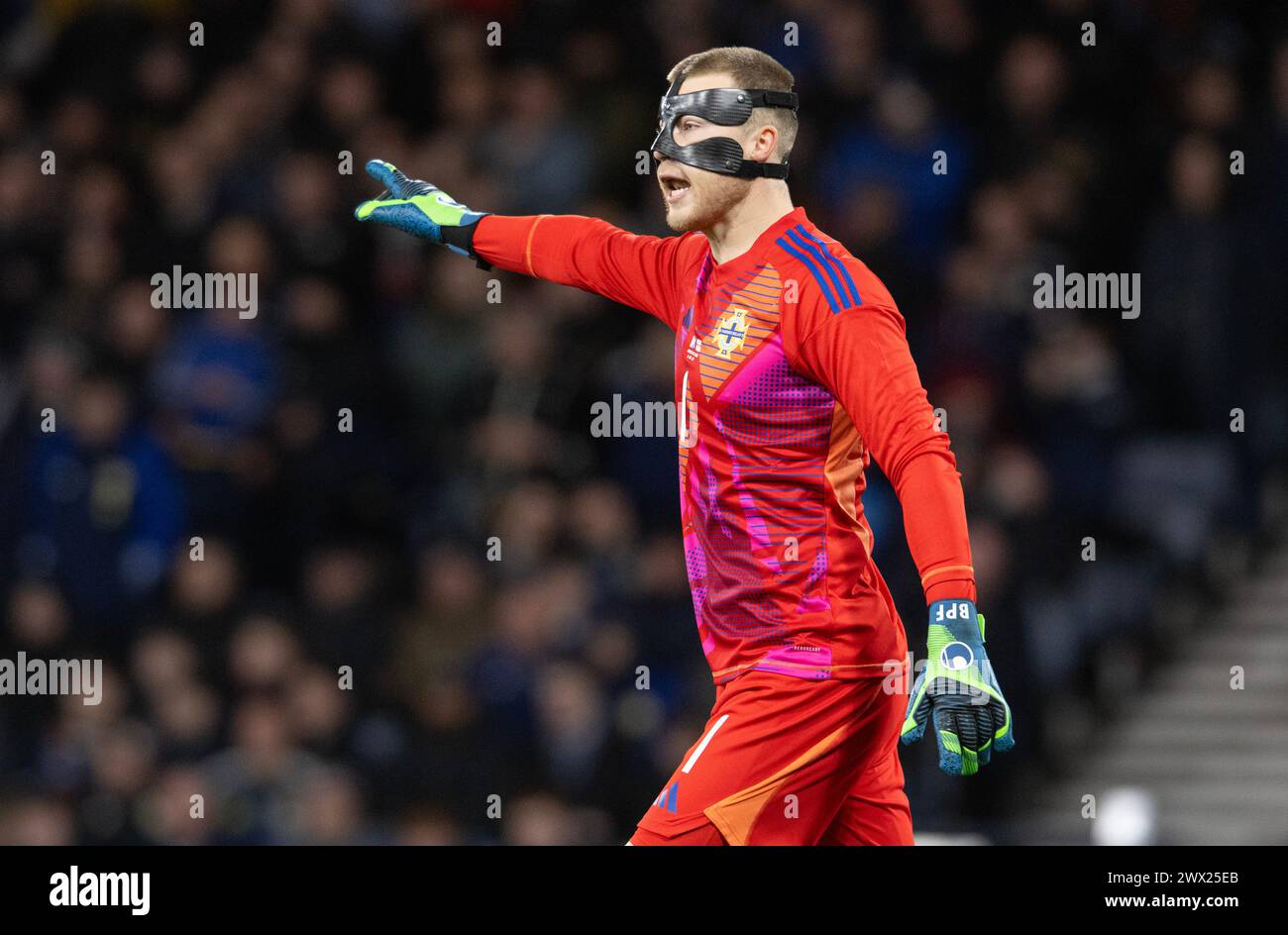 Glasgow, Regno Unito. 26 marzo 2024. Bailey Peacock-Farrell dell'Irlanda del Nord durante l'amichevole internazionale a Hampden Park, Glasgow. Il credito per immagini dovrebbe essere: Neil Hanna/Sportimage Credit: Sportimage Ltd/Alamy Live News Foto Stock