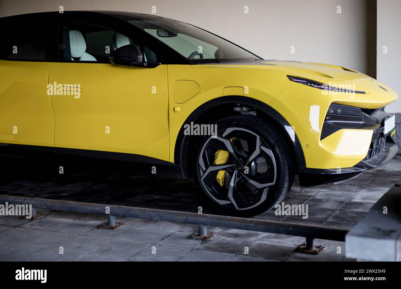 Minsk, Bielorussia, 27 marzo 2024 - SUV elettrico di lusso Yellow Lotus Eletre in parcheggio Foto Stock