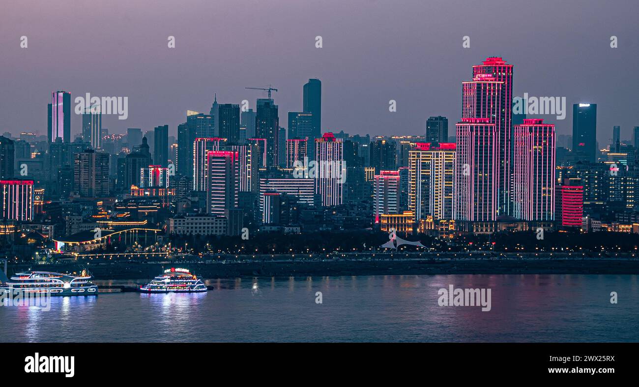 Una vista aerea dei grattacieli di Wuhan lungo il fiume Yangtze di notte Foto Stock