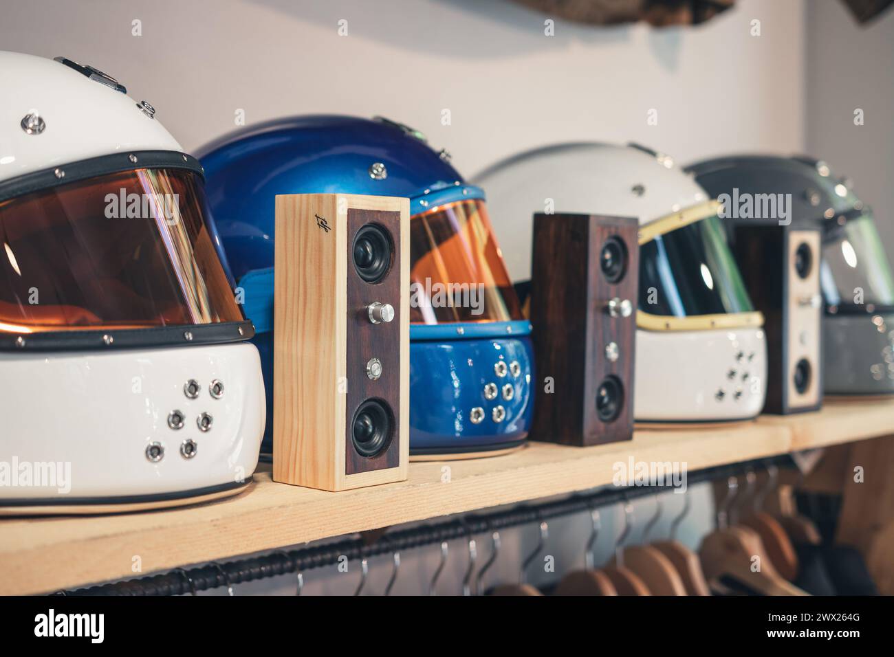 Ripresa della prospettiva diagonale dei caschi da moto stile café racer rétro con altoparlanti bluetooth in legno fatti in casa Foto Stock