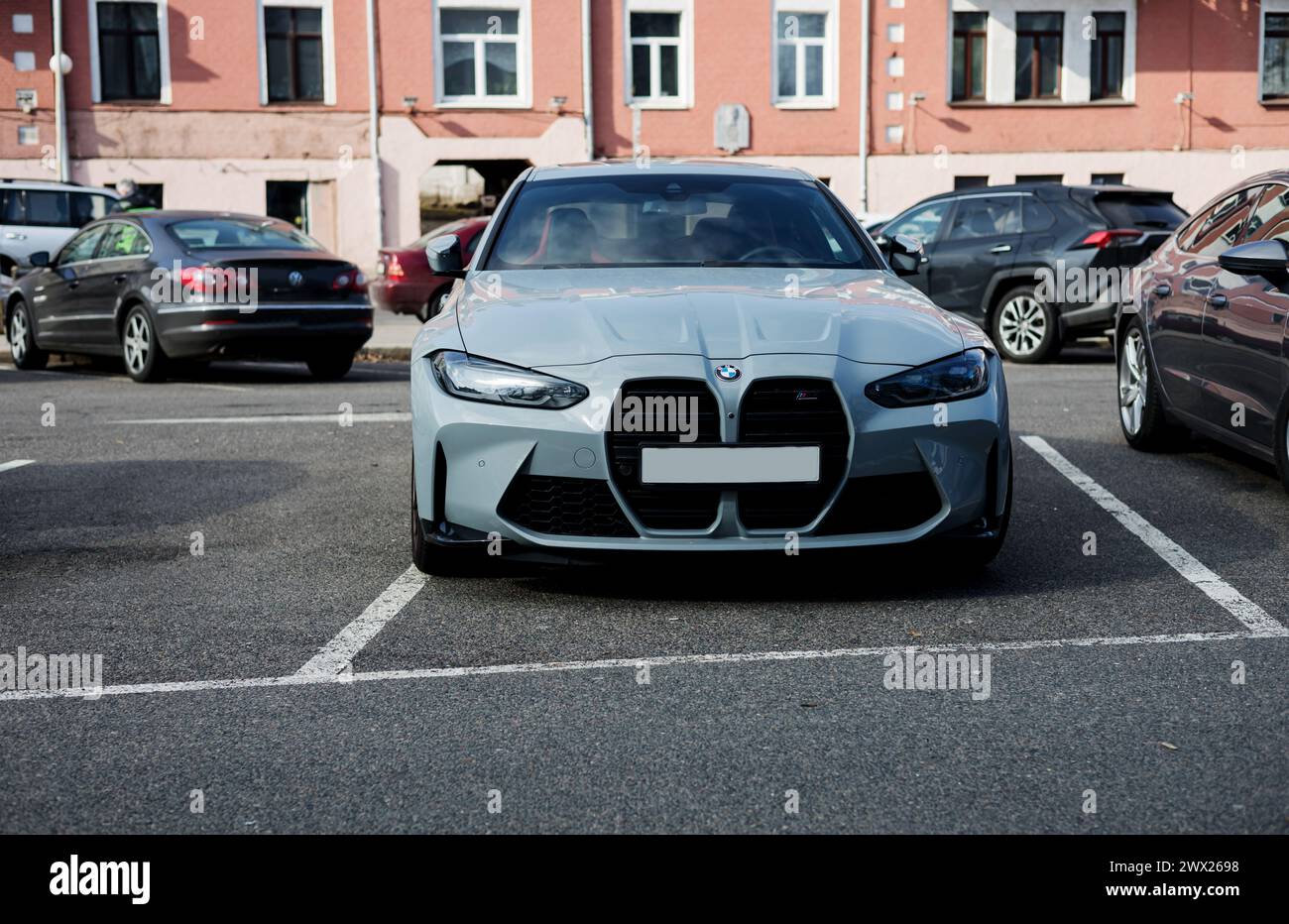 Minsk, Bielorussia, 27 marzo 2024 - Vista frontale concorso BMW M4 nel parcheggio Foto Stock