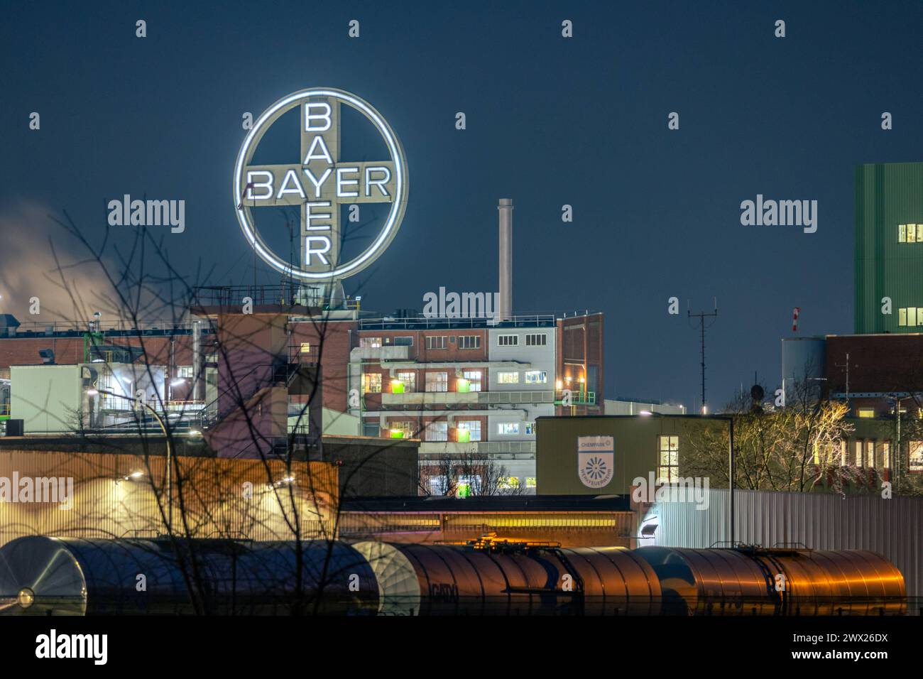 Industrieanlagen und Logo der Bayer AG am Standort Dormagen. 21.03.2024, Dormagen, GER - Logo der Bayer AG und Chemieanlagen.., Dormagen Nordrhein-Westfalen Deutschland, DEU Bayer AG *** impianti industriali e logo di Bayer AG presso il sito di Dormagen 21 03 2024, Dormagen, GER Logo di Bayer AG e impianti chimici, Dormagen Nord Reno-Vestfalia Germania, DEU Bayer AG Foto Stock