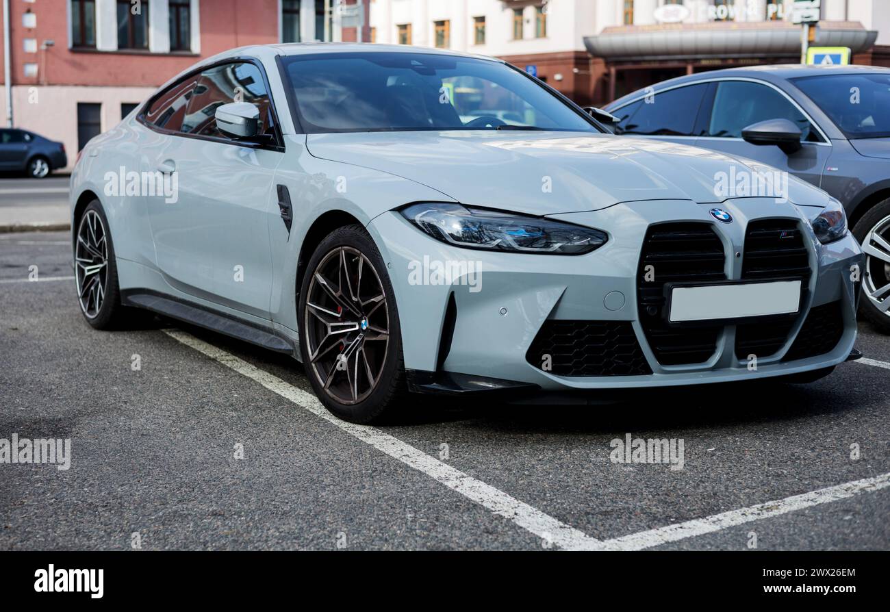 Minsk, Bielorussia, 27 marzo 2024 - Concorso BMW M4 auto sportiva di lusso in città Foto Stock