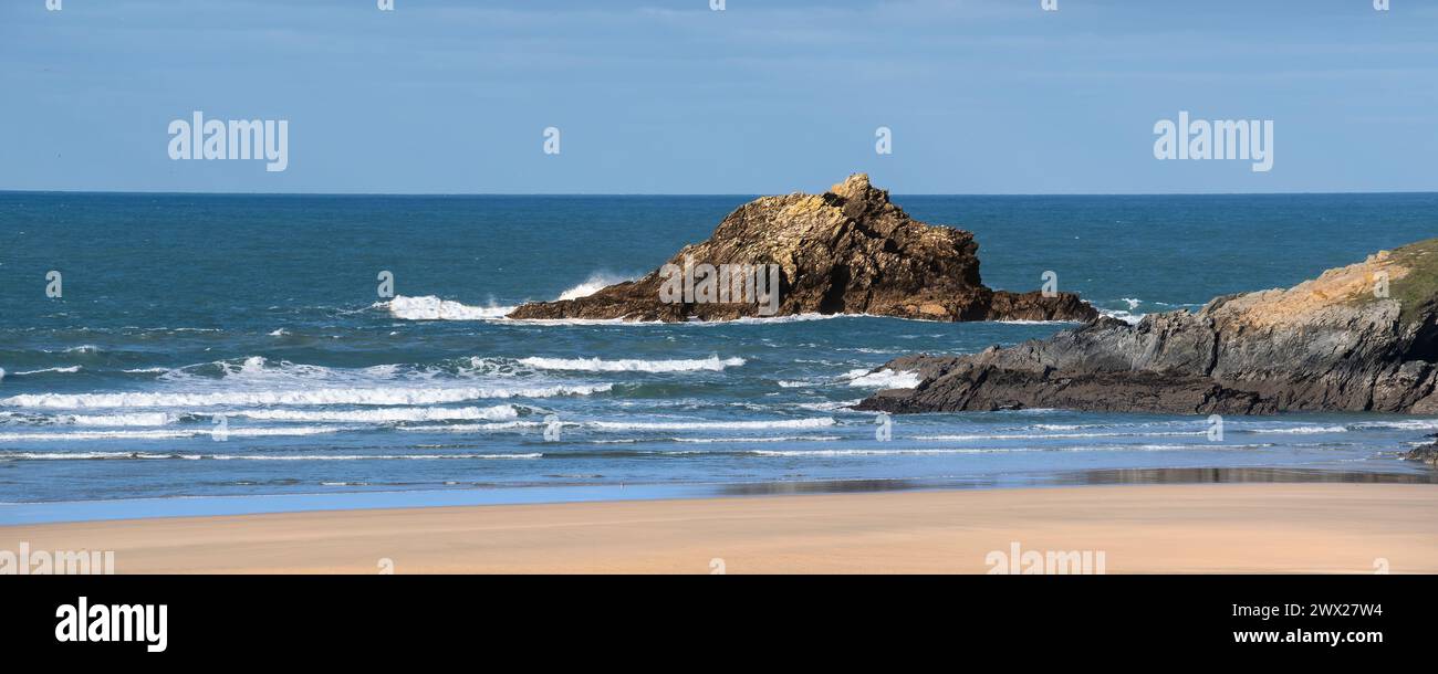 Un'immagine panoramica dell'Oca, un'isola rocciosa disabitata al largo di Crantock Beach sulla costa di Newquay in Cornovaglia nel Regno Unito. Foto Stock