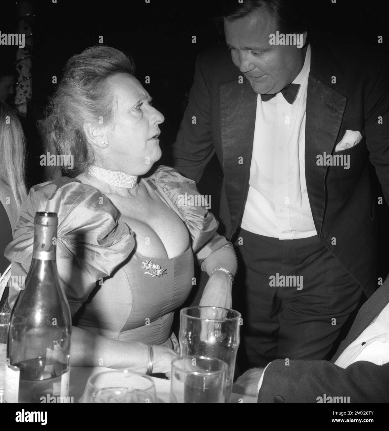 Donna matura più anziana che indossa un abito da sera molto stretto con maniche a maniche e una collana Choker. Mostrando molta scollatura ha grandi bracci. Quantock Stag Hounds Hunt Ball a Bagborough House. West Bagborough, Somerset Regno Unito 2000s 2002 HOMER SYKES Foto Stock