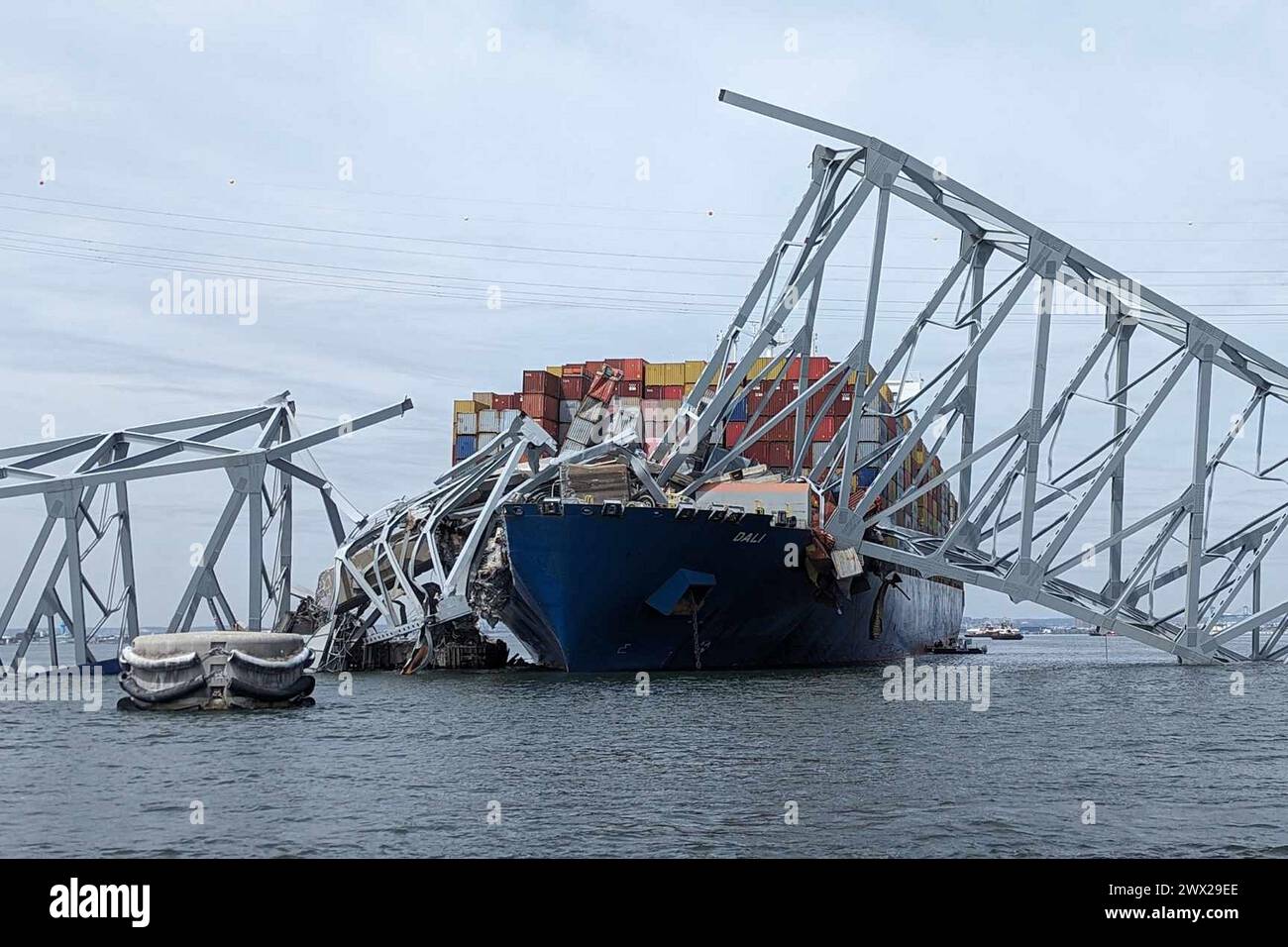 Baltimora, Stati Uniti. 26 marzo 2024. Lo staff del corpo degli ingegneri dell'esercito statunitense a bordo della nave CATLETT del sondaggio idrografico osserva i danni derivanti dal crollo del Francis Scott Key Bridge a Baltimora, Maryland, martedì 26 marzo 2024. Sei operai edili scomparsi sono presumibilmente morti, dato che la Guardia Costiera ha annunciato martedì sera che stava annullando la ricerca e si stava riprendendo. Foto di David Adams/U.S. Army Corps of Engineers/UPI Credit: UPI/Alamy Live News Foto Stock