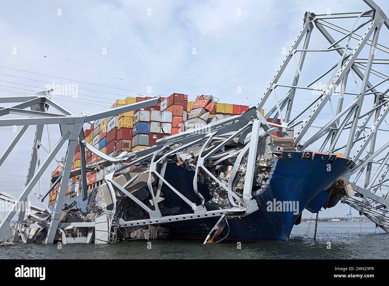 Baltimora, Stati Uniti. 26 marzo 2024. Lo staff del corpo degli ingegneri dell'esercito statunitense a bordo della nave CATLETT del sondaggio idrografico osserva i danni derivanti dal crollo del Francis Scott Key Bridge a Baltimora, Maryland, martedì 26 marzo 2024. Sei operai edili scomparsi sono presumibilmente morti, dato che la Guardia Costiera ha annunciato martedì sera che stava annullando la ricerca e si stava riprendendo. Foto di David Adams/U.S. Army Corps of Engineers/UPI Credit: UPI/Alamy Live News Foto Stock