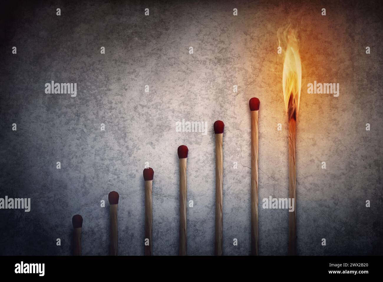 Abbinare i bastoncini disposti a forma di grafico crescente con il fiammifero superiore che brucia in fiamme. Sfondo metaforico del grafico finanziario che mostra le attività commerciali Foto Stock