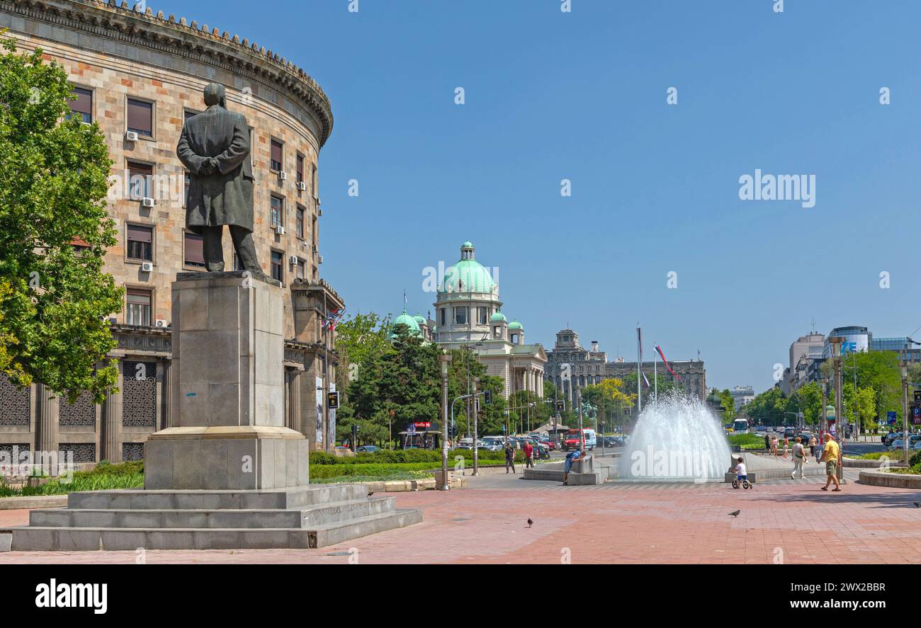 Belgrado, Serbia - 30 giugno 2019: Piazza Nikola Pasic Monumento Fontana dell'acqua e Parlamento al Sunny Summer Day. Foto Stock