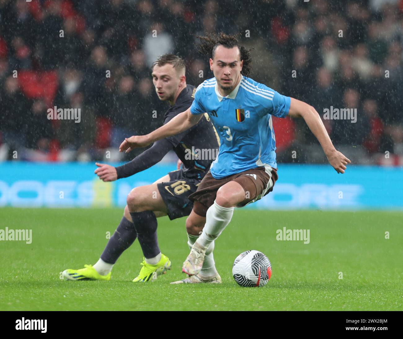 Arthur Theate (Rennes) del Belgio detiene James Bowden (West Ham United) dell'Inghilterra in azione durante la partita amichevole internazionale di calcio tra l'Inghilterra Foto Stock
