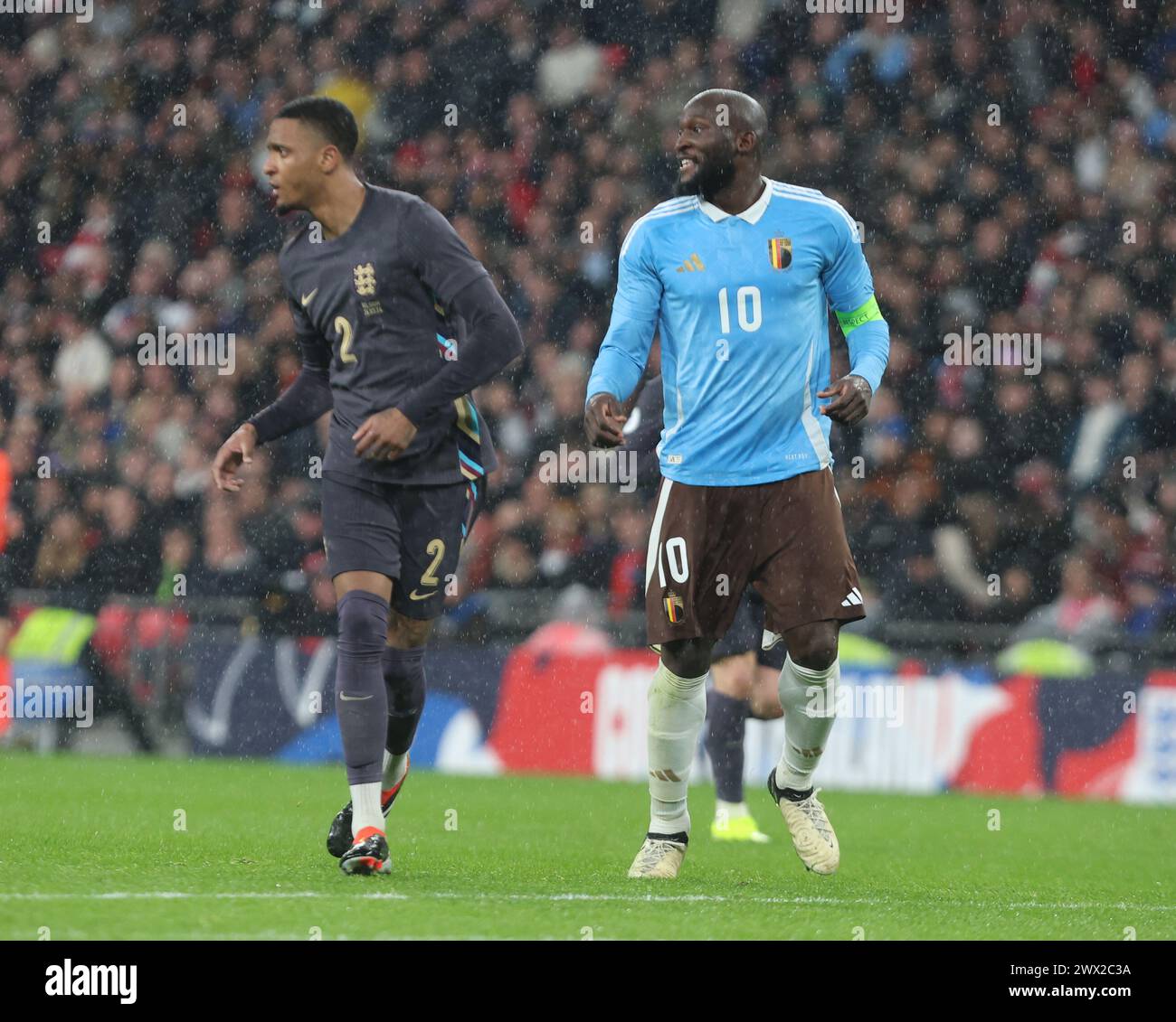 L-R Ezri Konsa (Aston Villa) dell'Inghilterra e Romelu Lukaku (Roma) del Belgio in azione durante l'amichevole internazionale di calcio tra Inghilterra e Belg Foto Stock