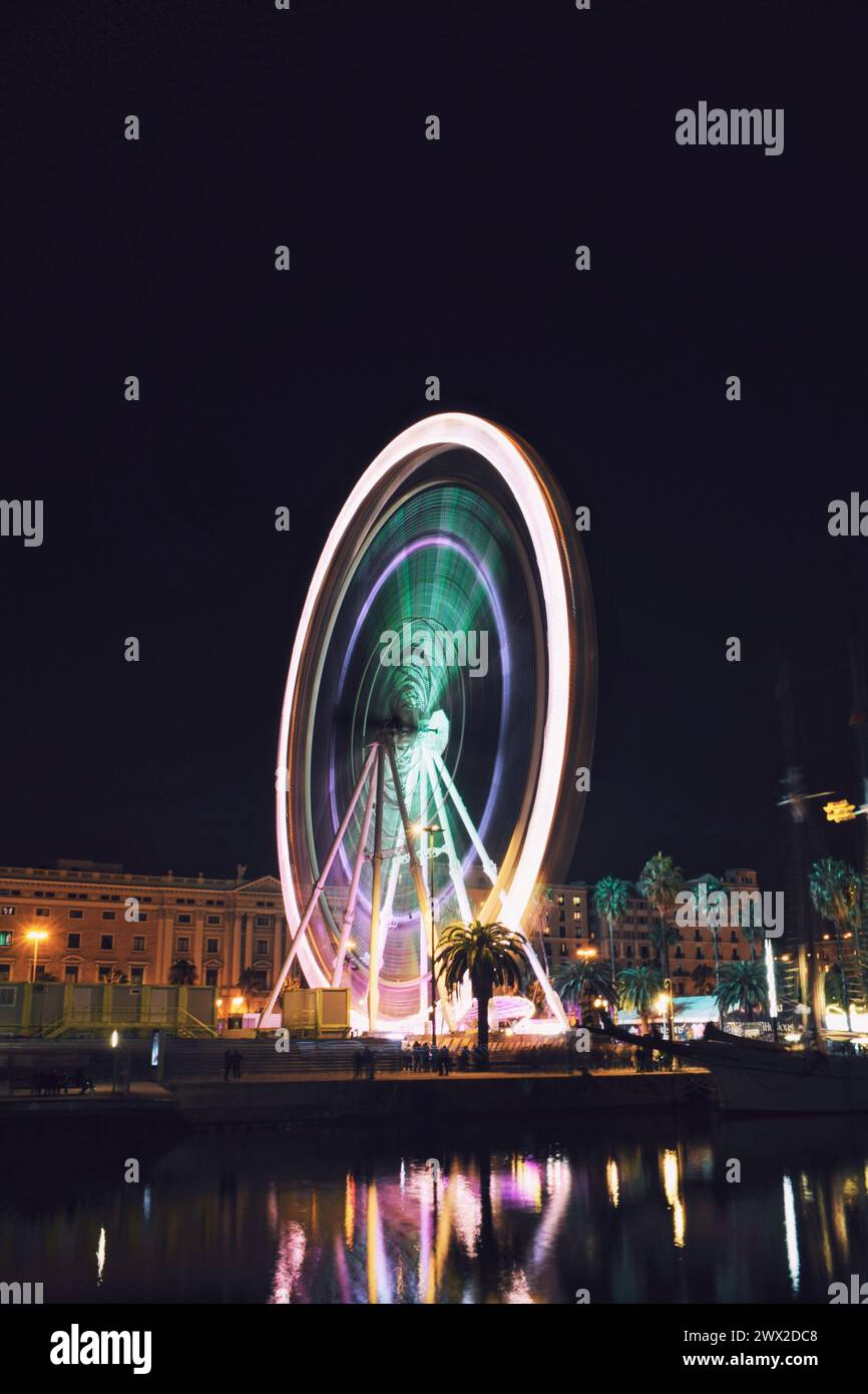 Ruota panoramica in movimento nel porto di Barcellona, in Spagna, il 22 dicembre 2023 Foto Stock
