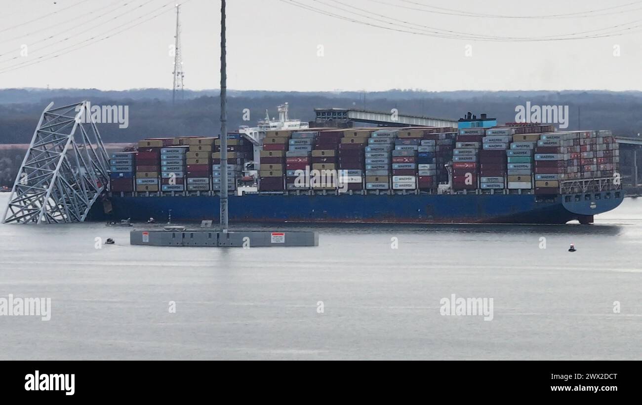 Baltimora, Stati Uniti d'America. 26 marzo 2024. I detriti d'acciaio del caduto Francis Scott Key Bridge poggiano sulla prua della Dali, la nave portacontainer lunga 948 metri che si è schiantata su di essa, crollando la campata nel fiume Patapsco a Baltimora, Maryland, martedì 26 marzo 2024.credito: Saquan Stimpson/CNP/Sipa USA Credit: SIPA USA/Alamy Live News Foto Stock