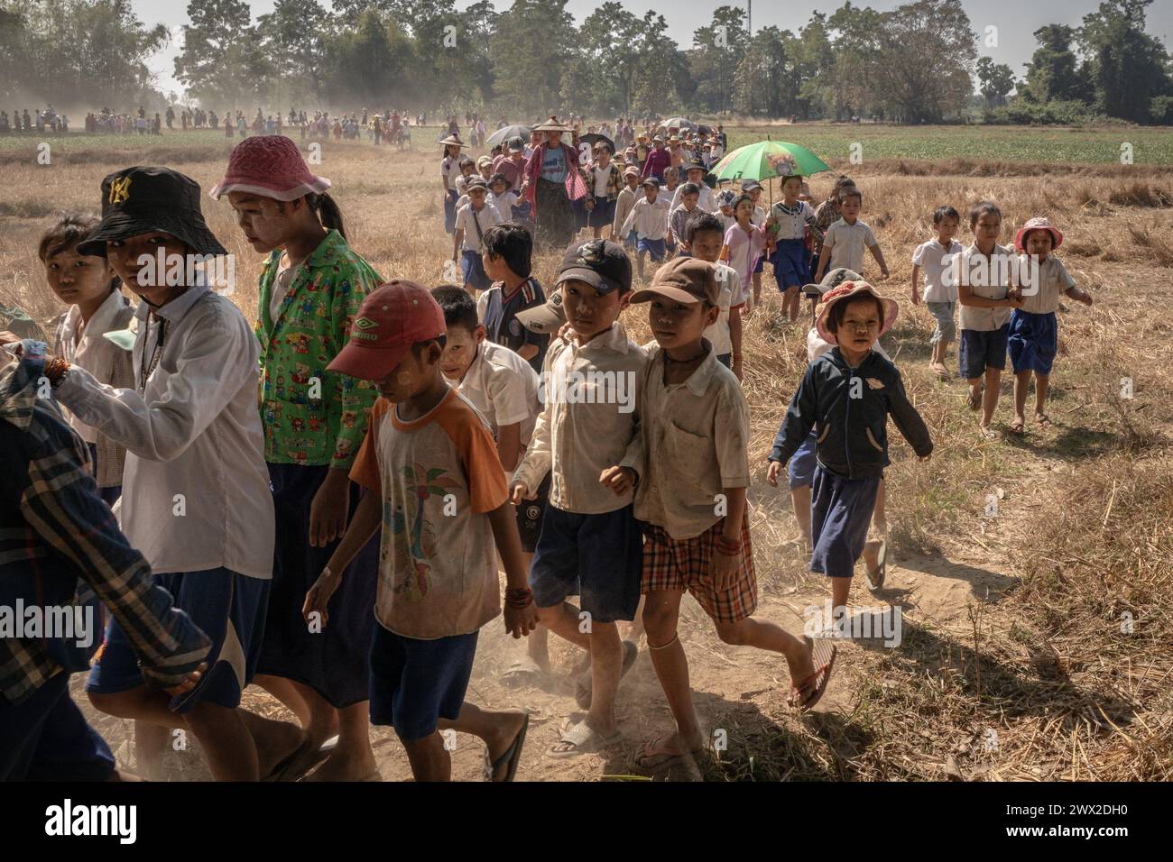 © Chris Huby/le Pictorium/MAXPPP - 09/01/2024 Chris Huby/le Pictorium - 09/01/2024 - Birmanie/Karen (regione) - A un point securise de la plaine, les Deplaces des Villages alentours viennent a la rencontre des FBR. Des Campements de refugies aux Villages bombardes, rencontre avec une population martyrisee par la junte et decouverte de l'action humanitaire des FBR. La Birmanie continue sa descente aux enfers depuis trois ans, dans une indifference quasi totale, et il est important de rapporter l'engagement des FBR aupres de ce peuple qui compte Plus que jamais sur l'opinion publi Foto Stock