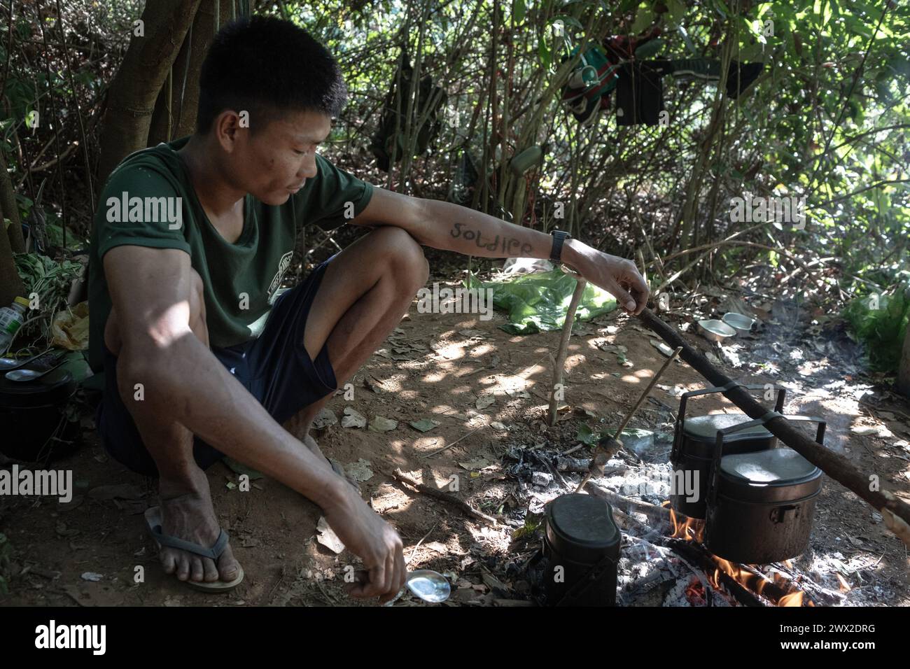 © Chris Huby/le Pictorium/MAXPPP - 07/01/2024 Chris Huby/le Pictorium - 07/01/2024 - Birmanie/Karen (regione) - ambiance de camping. Des Campements de refugies aux Villages bombardes, rencontre avec une population martyrisee par la junte et decouverte de l'action humanitaire des FBR. La Birmanie continue sa descente aux enfers depuis trois ans, dans une indifference quasi totale, et il est important de rapporter l'engagement des FBR aupres de ce peuple qui compte Plus que jamais sur l'opinion publique internationale pour lui venir en aide. - Valeurs ACtuelles fuori, no jdd, Foto Stock