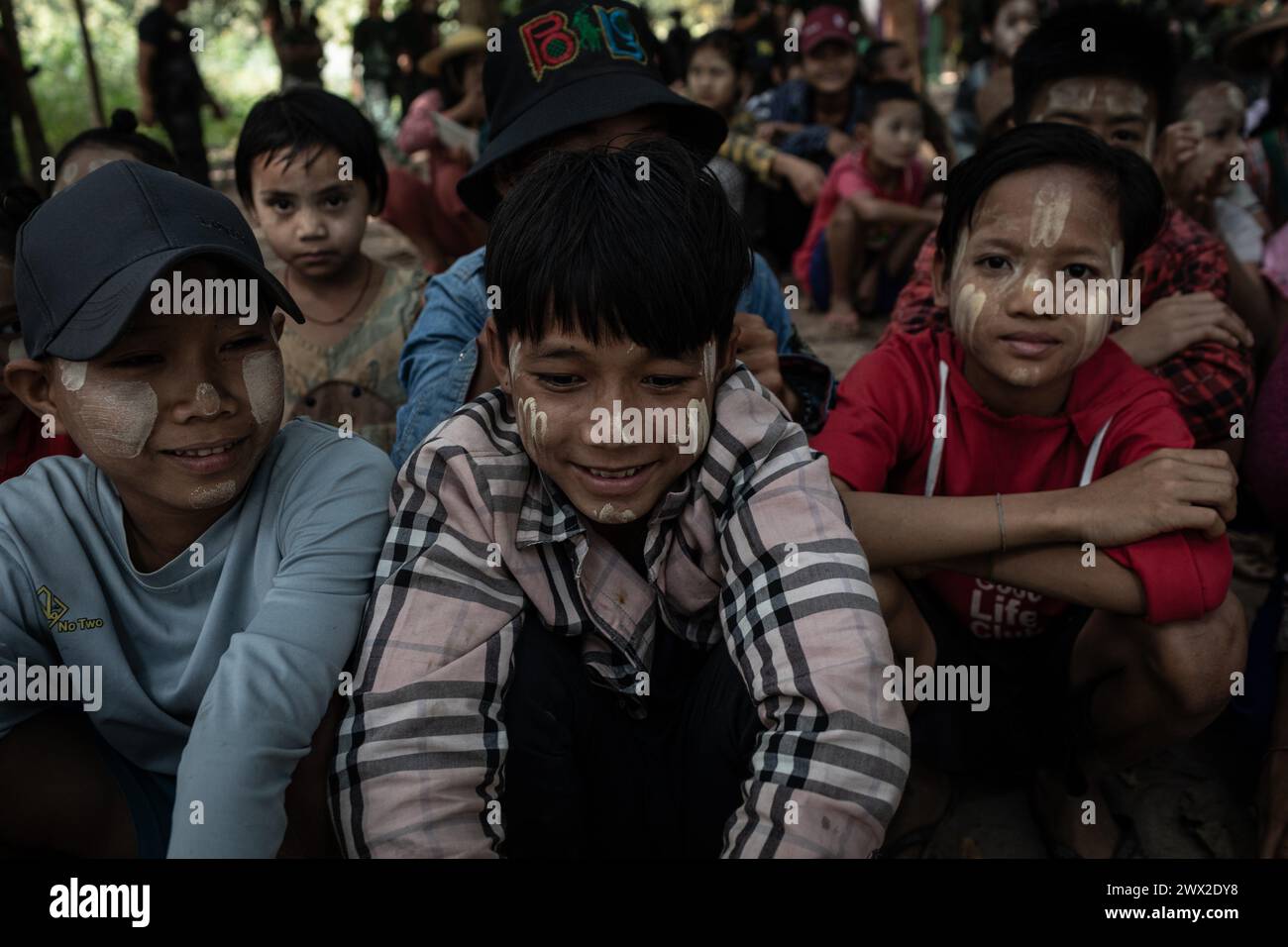 © Chris Huby/le Pictorium/MAXPPP - 06/01/2024 Chris Huby/le Pictorium - 06/01/2024 - Birmanie/Karen (regione) - Les FBR accueillent les centaines de deplaces sous des lieux caches et securise, a quelques kms du front et de l'armee birmane. CES gens sont sans maison, Blesses et meurtris. Les FBR leur font des spectacles, leur distribuent des vivres et de l'argent. Des Campements de refugies aux Villages bombardes, rencontre avec une population martyrisee par la junte et decouverte de l'action humanitaire des FBR. La Birmanie continue sa descente aux enfers depuis trois ans, dans Foto Stock