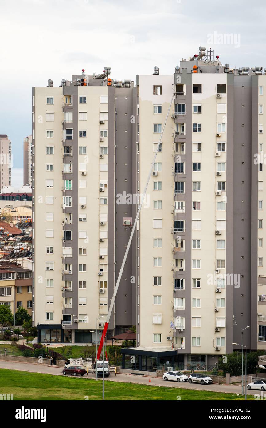 Rimozione iniziale con sollevatore idraulico. Trasportatori che trasportano merci in ascensore dalla finestra dell'edificio Foto Stock