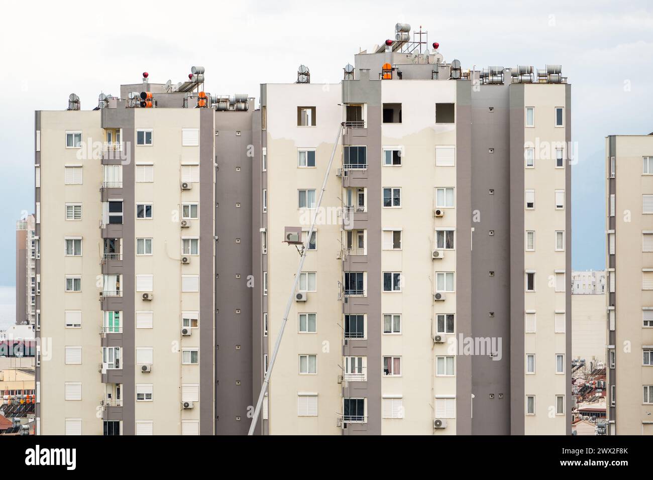 Rimozione iniziale con sollevatore idraulico. Trasportatori che trasportano merci in ascensore dalla finestra dell'edificio Foto Stock