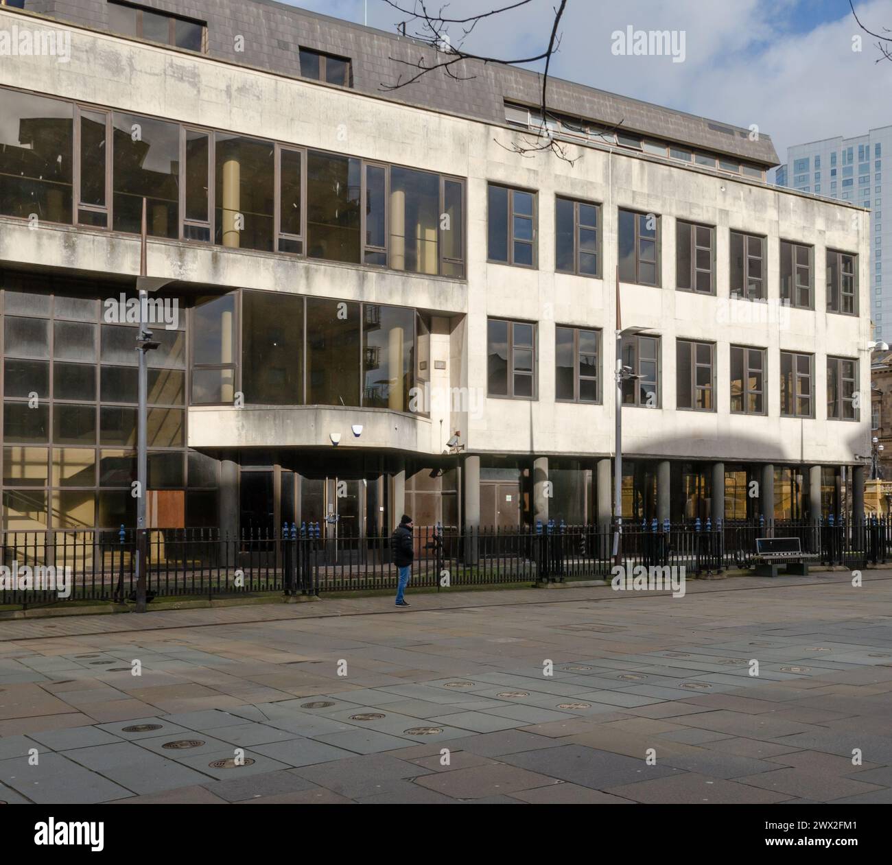 Belfast County Antrim Irlanda del Nord 23 febbraio 2024 - uomo che passa davanti al vecchio edificio della First Trust Bank ora vacante ad Albert Square Foto Stock