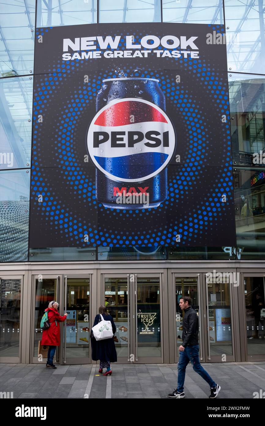 Nuovo logo Pepsi in mostra su cartelloni pubblicitari il 21 marzo 2024 a Birmingham, Regno Unito. Il Pepsi Globe è il logo della bevanda analcolica Pepsi, che prende il nome dal suo design rosso, bianco e blu a forma di sfera. La Pepsi è una bevanda analcolica gassata dal sapore di cola, prodotta dalla multinazionale americana PepsiCo. Foto Stock