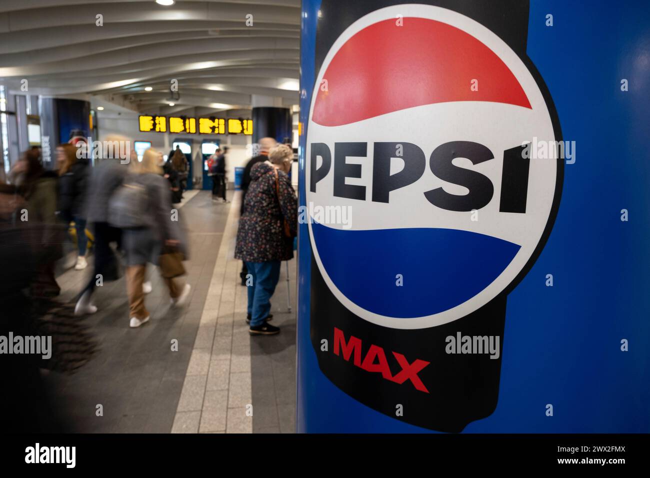 Nuovo logo Pepsi in mostra su cartelloni pubblicitari il 21 marzo 2024 a Birmingham, Regno Unito. Il Pepsi Globe è il logo della bevanda analcolica Pepsi, che prende il nome dal suo design rosso, bianco e blu a forma di sfera. La Pepsi è una bevanda analcolica gassata dal sapore di cola, prodotta dalla multinazionale americana PepsiCo. Foto Stock