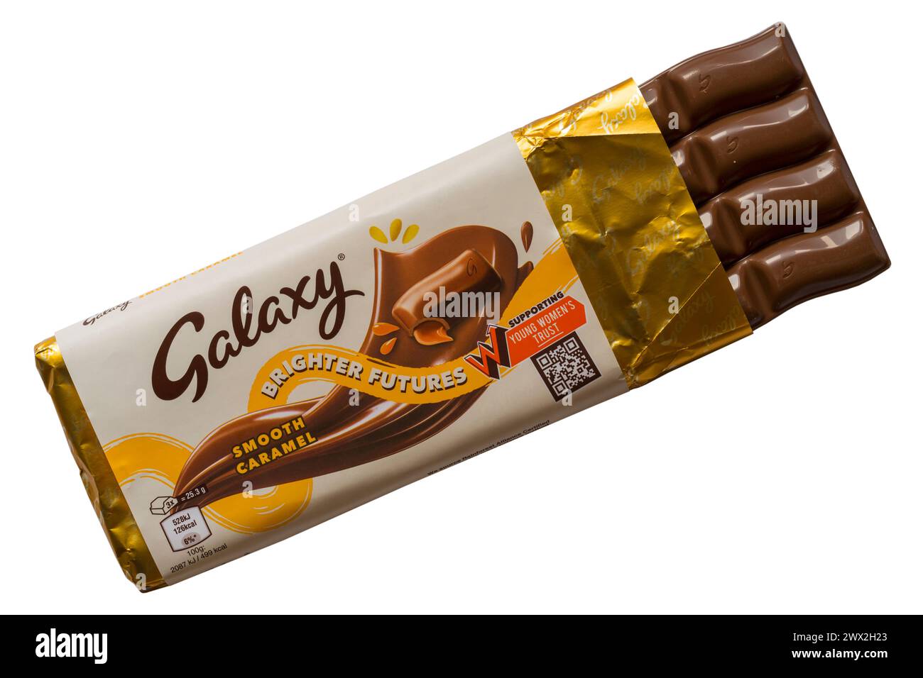 Bar of Galaxy Smooth Caramel Chocolate bar aperto per mostrare contenuti futuri più luminosi isolati su sfondo bianco Foto Stock
