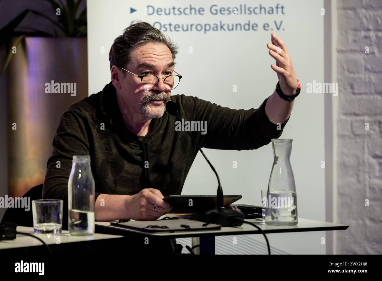 Juri Andruchowytsch Der Preis unserer Freiheit Ein Abend mit Juri Andruchowytsch im Haus für Poesie am 25.3.24 fotos gezett *** Yuri Andrukhovych il prezzo della nostra libertà una serata con Yuri Andrukhovych alla Haus für Poesie su 25 3 24 fotos gezett Foto Stock