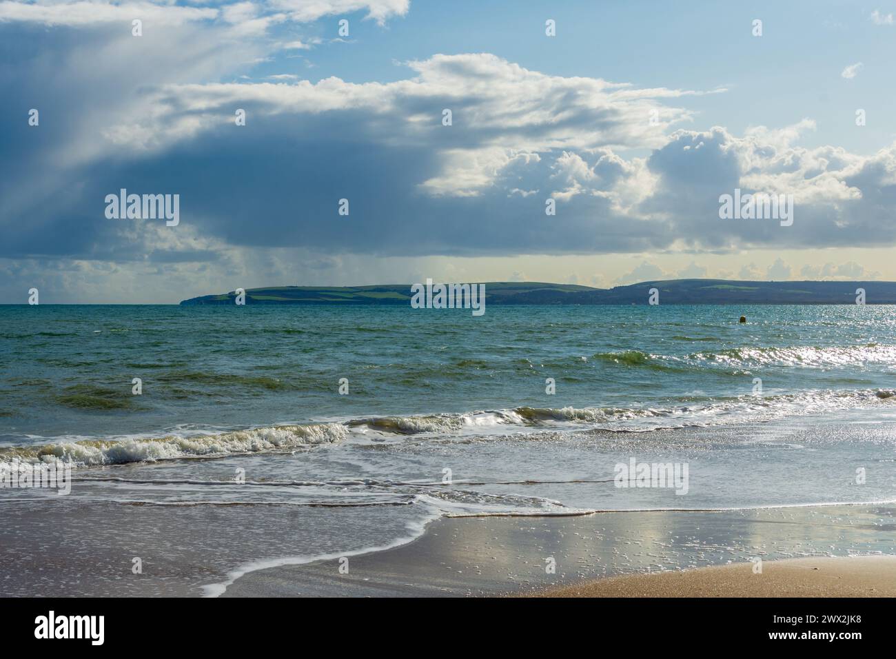 Bournemouth, UK - 22 settembre 2023: Bournemouth West Beach con Studland sullo sfondo. Foto Stock