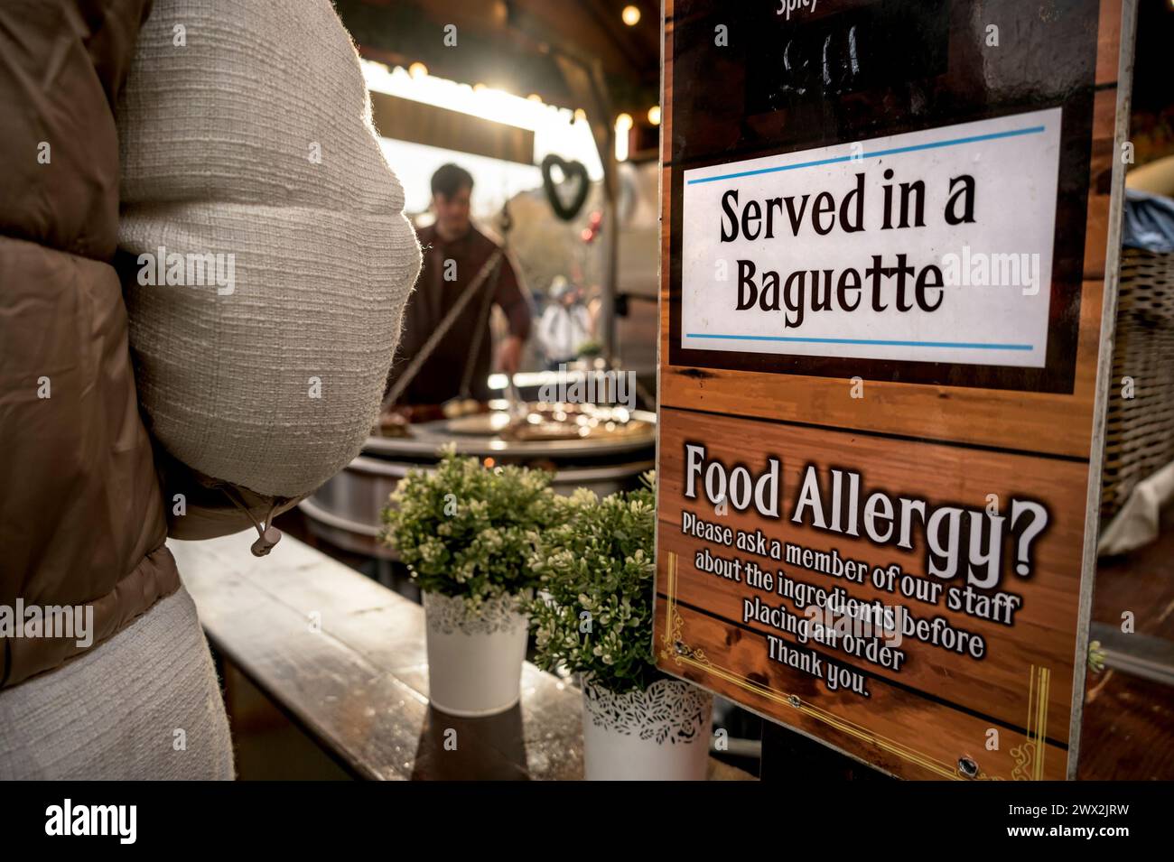 Segnalate le allergie alimentari in un chiosco di cibo di strada. Londra, Regno Unito. Foto Stock