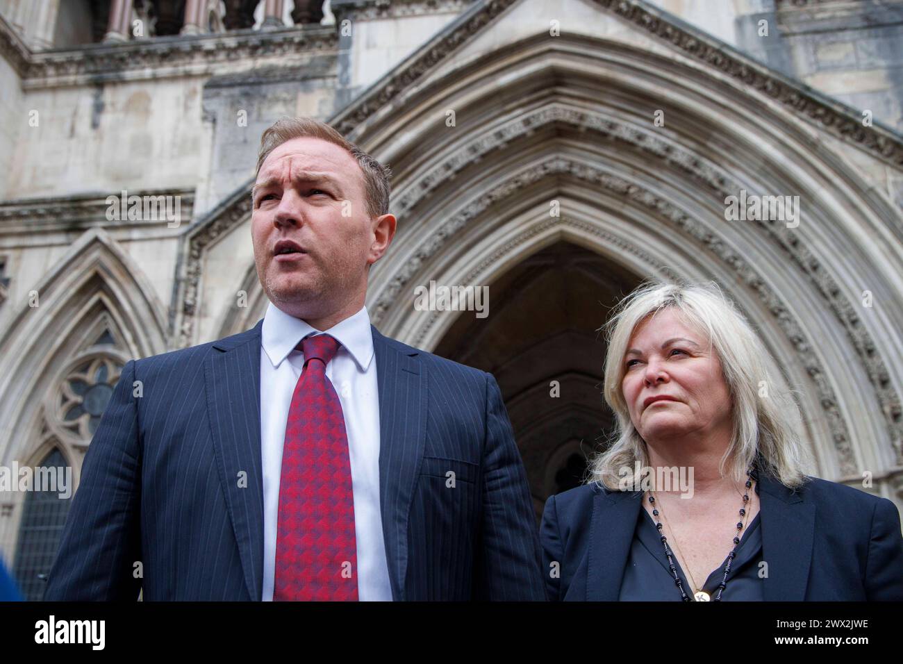 Londra, Regno Unito. 27 marzo 2024. L'ex commerciante, Tom Hayes con il suo avvocato Karen Todner, fa un'intervista fuori dalla High Court. Il caso è stato respinto. Ora devono decidere se portare il caso alla Corte Suprema. I casi di Tom Hayes e Carlo Palombo sono stati deferiti alla corte dalla commissione per la revisione dei casi penali (CCRC). I due commercianti sono stati condannati e incarcerati per manipolazione del LIBOR. Crediti: Mark Thomas/Alamy Live News Foto Stock