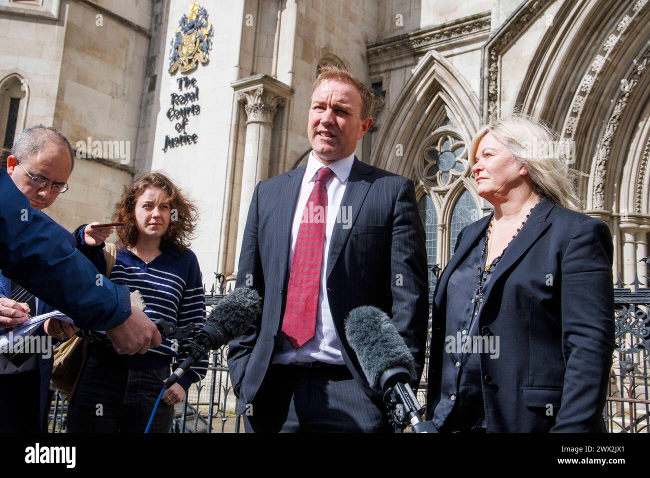 Londra, Regno Unito. 27 marzo 2024. L'ex commerciante, Tom Hayes con il suo avvocato Karen Todner, fa un'intervista fuori dalla High Court. Il caso è stato respinto. Ora devono decidere se portare il caso alla Corte Suprema. I casi di Tom Hayes e Carlo Palombo sono stati deferiti alla corte dalla commissione per la revisione dei casi penali (CCRC). I due commercianti sono stati condannati e incarcerati per manipolazione del LIBOR. Crediti: Mark Thomas/Alamy Live News Foto Stock