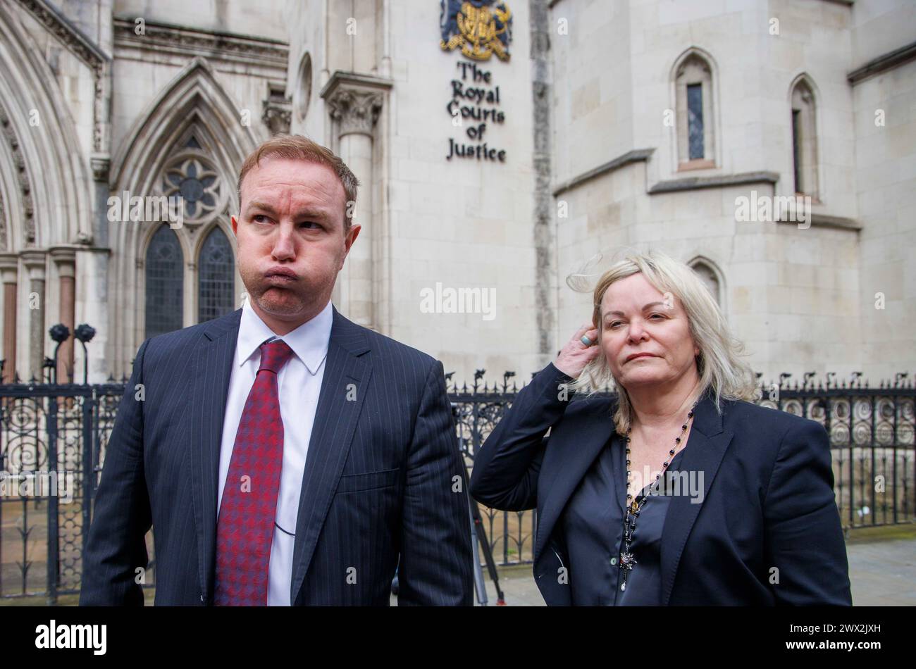 Londra, Regno Unito. 27 marzo 2024. La frustrazione da parte di Tom Hayes mentre i giudici senior buttano fuori il suo appello.l'ex commerciante, Tom Hayes, fuori dalla High Court con il suo avvocato Karen Todner. Il caso è stato respinto. Ora devono decidere se portare il caso alla Corte Suprema. I casi di Tom Hayes e Carlo Palombo sono stati deferiti alla corte dalla commissione per la revisione dei casi penali (CCRC). I due commercianti sono stati condannati e incarcerati per manipolazione del LIBOR. Crediti: Mark Thomas/Alamy Live News Foto Stock