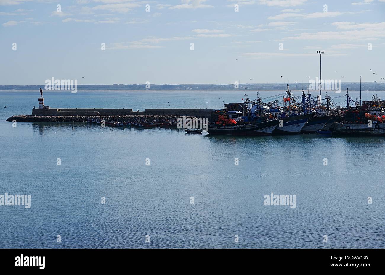 Porto per barche da pesca nella città africana di EL JADIDA in MAROCCO, cielo azzurro e limpido nel 2023 caldo giorno invernale di gennaio. Foto Stock