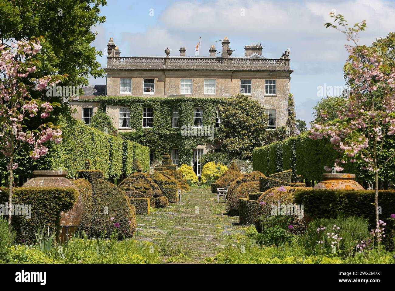 Foto datata 05/06/13 dei giardini di Highgrove House. Burberry ha lanciato una nuova collezione di sciarpe e trench - con la famosa fodera a quadri scambiata con illustrazioni floreali ispirate a Highgrove. Data di pubblicazione: Mercoledì 27 marzo 2024. Foto Stock