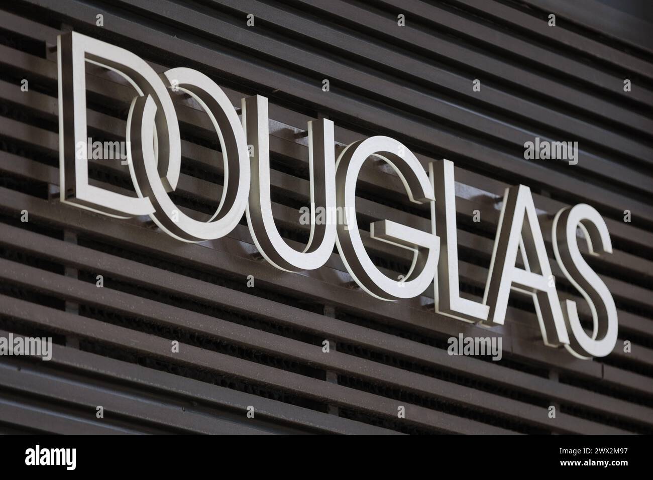 Douglas Logo ueber einem Laden, a Berlino, 27.03.2024. Berlin Deutschland *** logo Douglas sopra un negozio, a Berlino, 27 03 2024 Berlino Germania Copyright: xLorenzxHuterxphotothek.dex Foto Stock