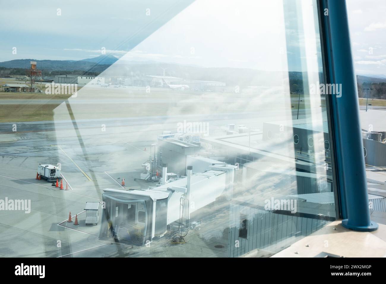 Sky riflesso nella foto drammatica di Burlington, VT, Patrick Leahy International Airport (BTV), Vermont, New England, Stati Uniti. MT. Mansfield in lontananza. Foto Stock