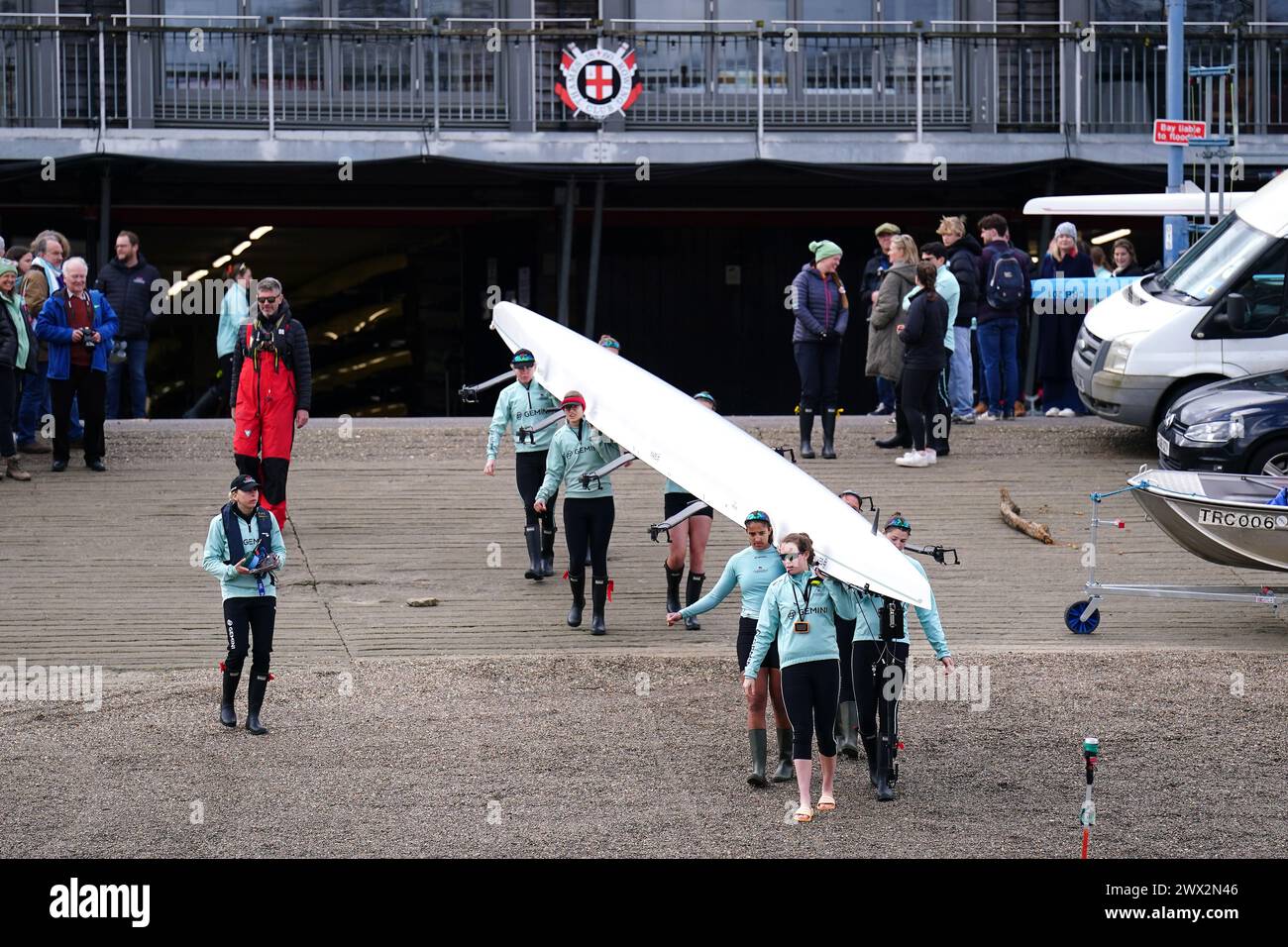 La squadra femminile di Cambridge in vista di una sessione di allenamento sul Tamigi a Putney, Londra. Data foto: Mercoledì 27 marzo 2024. Foto Stock