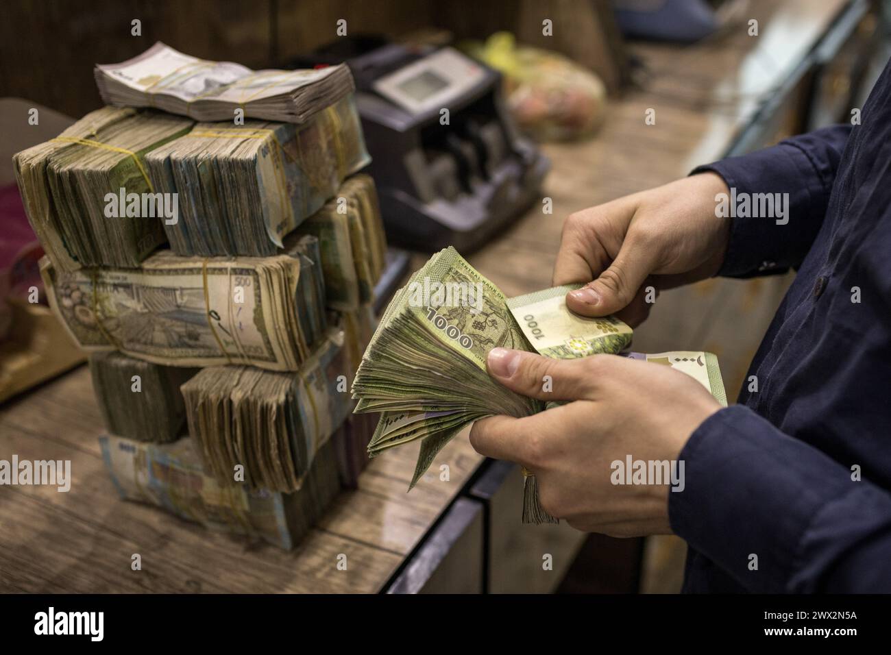 © Chris Huby/le Pictorium/MAXPPP - Raqqa 09/10/2023 Chris Huby/le Pictorium - 09/10/2023 - Syrie/Syrie du nord/Raqqa - Vue sur des liasses de livres syriennes. L'equivalente ici d'une dizaine de Dollars. Devaluee sans cesse depuis des annees de guerre, touchee par l'inflation, la monnaie ne vaut quasiment Plus rien. - Valeurs ACtuelles Out, RUSSIA OUT, NO RUSSIA #norussia/09/10/2023 - Siria/siria settentrionale/Raqqa - Vista di pacchetti di sterline siriane. Ecco, l'equivalente di dieci dollari. Costantemente svalutata da anni di guerra e inflazione, la valuta ora non vale quasi nulla Foto Stock