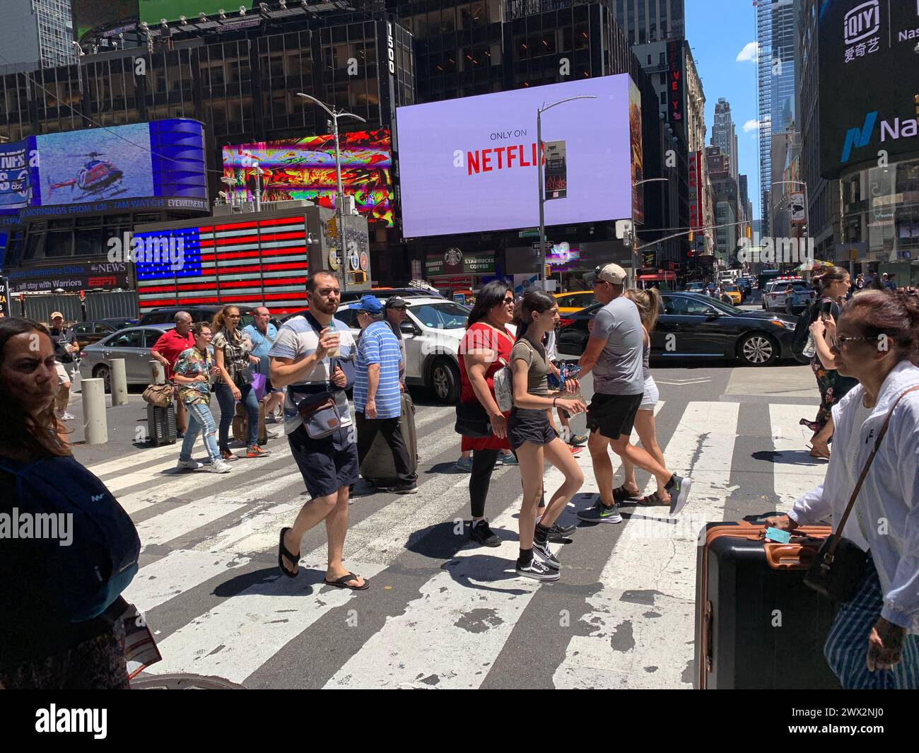 Passeggia per Times Square a New York passando per i cartelloni pubblicitari e i video pubblicitari Foto Stock